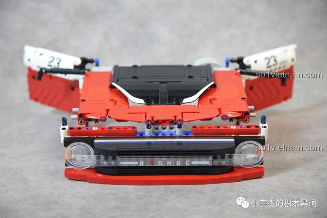 Toàn bộ mảnh ghép của túi số 6 được đổ ra, sẵn sàng cho việc lắp ráp phần đầu xe của PanlosBrick 673101 Ford Bronco.