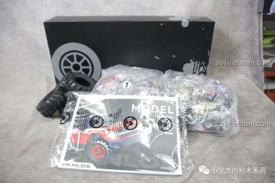 Mở hộp số 1 của bộ lắp ghép PanlosBrick 673101 Ford Bronco, lộ ra các túi mảnh ghép và sách hướng dẫn.