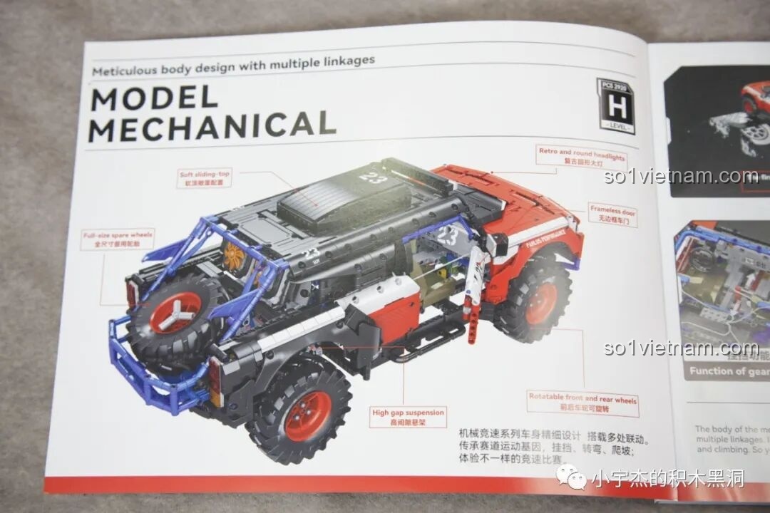 Nội dung bên trong sách hướng dẫn của PanlosBrick 673101 Ford Bronco, minh họa chi tiết các tính năng và cấu trúc.