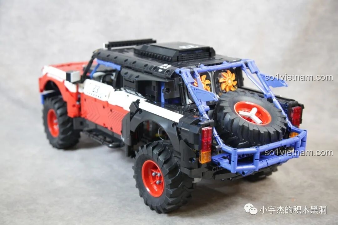Cận cảnh nội thất của PanlosBrick 673101 Ford Bronco hoàn chỉnh, với vô lăng và ghế ngồi.