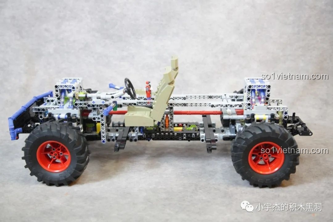 Cận cảnh nội thất của PanlosBrick 673101 Ford Bronco, với ghế ngồi và các chi tiết bên trong.