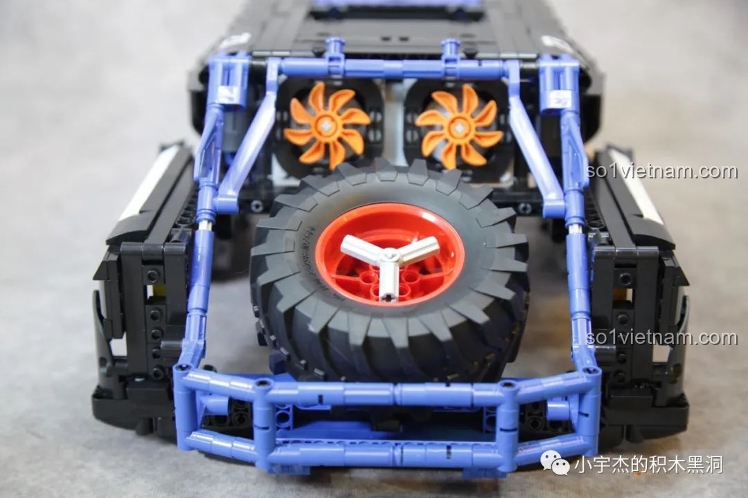 Phần đuôi xe của PanlosBrick 673101 Ford Bronco với lốp dự phòng và quạt tản nhiệt đã được lắp đặt.