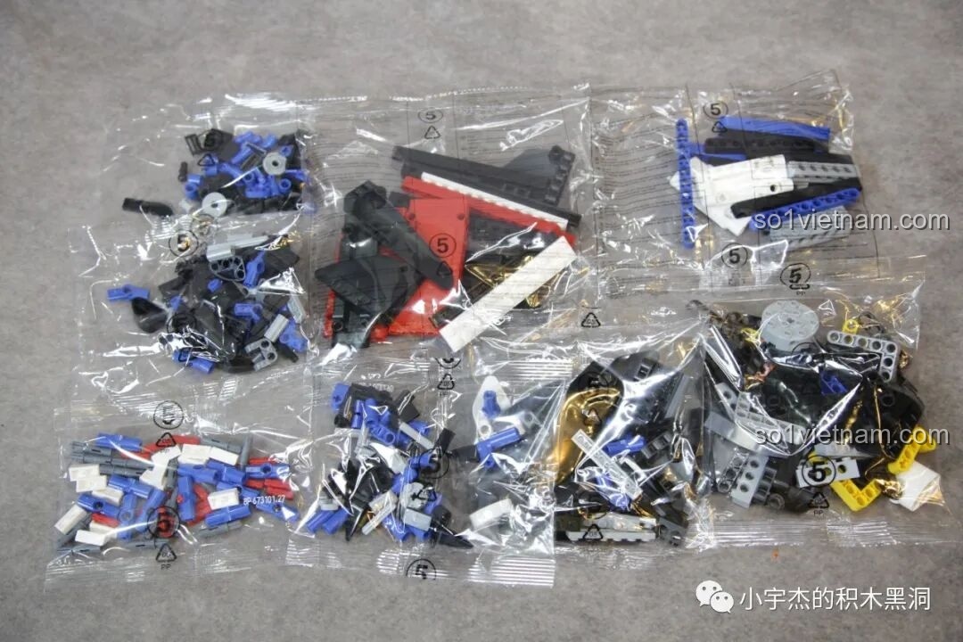 Phần nóc xe và khung chống lật màu xanh dương đang được lắp ráp của bộ PanlosBrick 673101 Ford Bronco Xe Địa Hình.