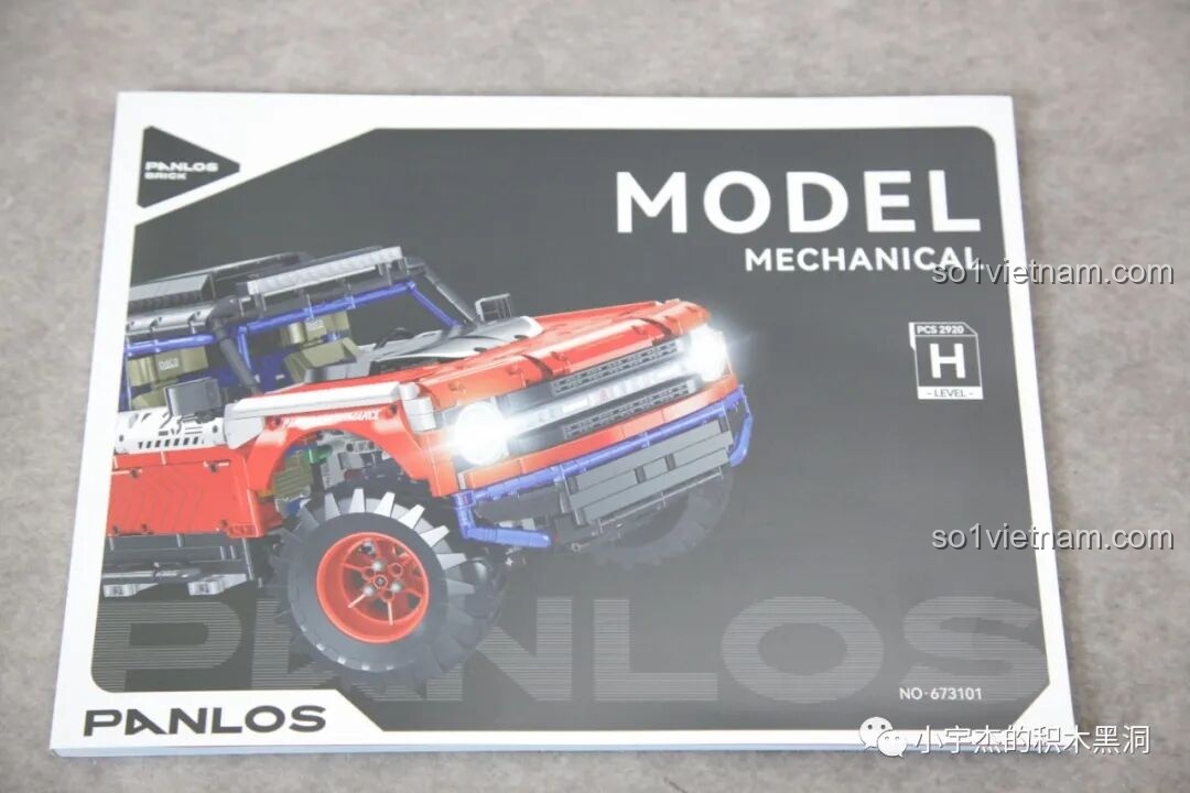 Cuốn sách hướng dẫn lắp ráp dày dặn của bộ PanlosBrick 673101 Ford Bronco Xe Địa Hình, bìa in hình mô hình hoàn chỉnh.