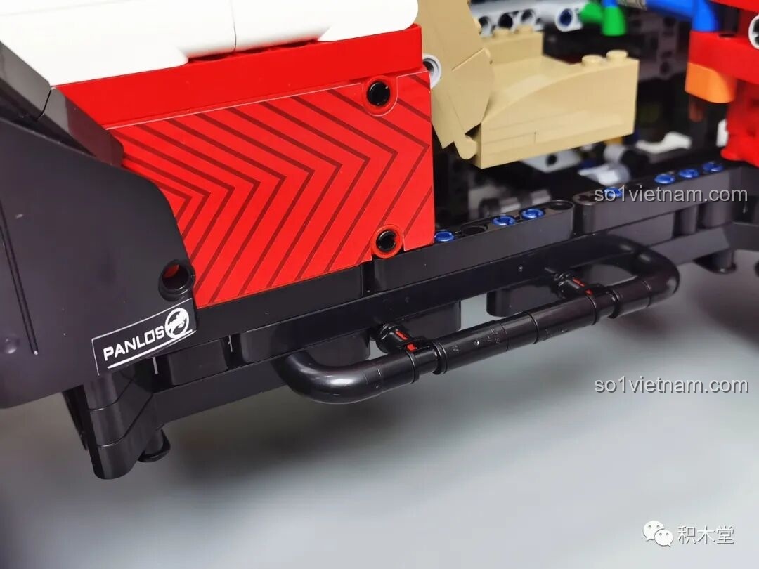 Mô hình PanlosBrick 673101 Ford Bronco Xe Địa Hình với vỏ xe được nâng lên khỏi khung gầm, nhìn từ phía trước.