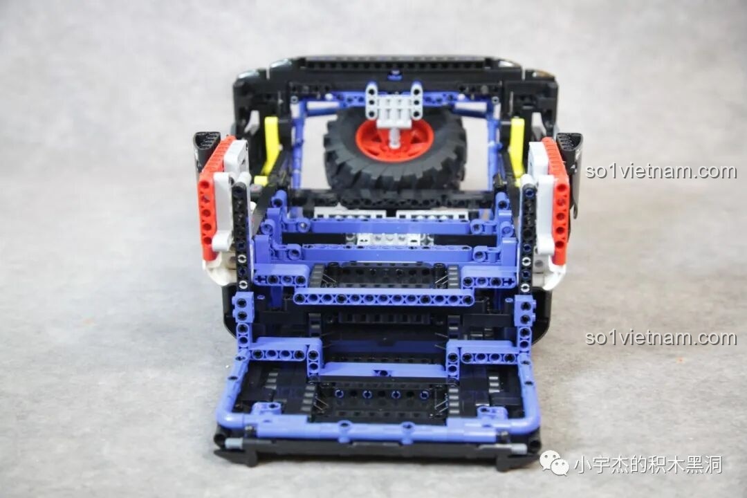 Thân xe của PanlosBrick 673101 Ford Bronco nhìn từ bên cạnh, thể hiện các đường nét thiết kế và màu sắc.