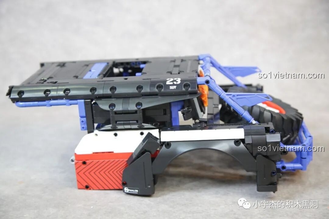 Thân xe của PanlosBrick 673101 Ford Bronco chưa lắp bánh, với các chi tiết màu đỏ, trắng, đen và khung chống lật xanh.