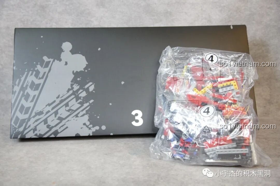 Phần sau của thân xe PanlosBrick 673101 Ford Bronco, với các chi tiết màu xanh và đen.