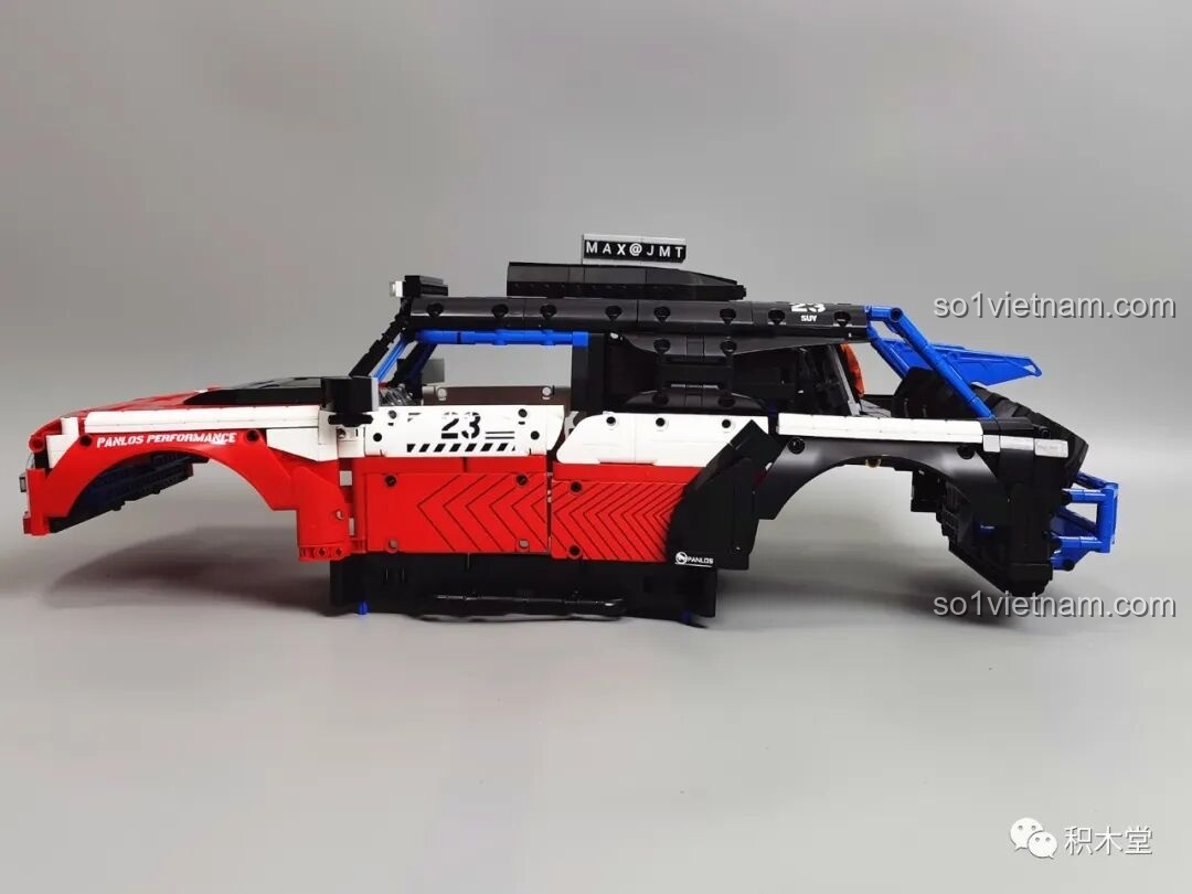 Mô hình PanlosBrick 673101 Ford Bronco Xe Địa Hình hoàn chỉnh nhìn từ bên hông, với các chi tiết trang trí và số 23.