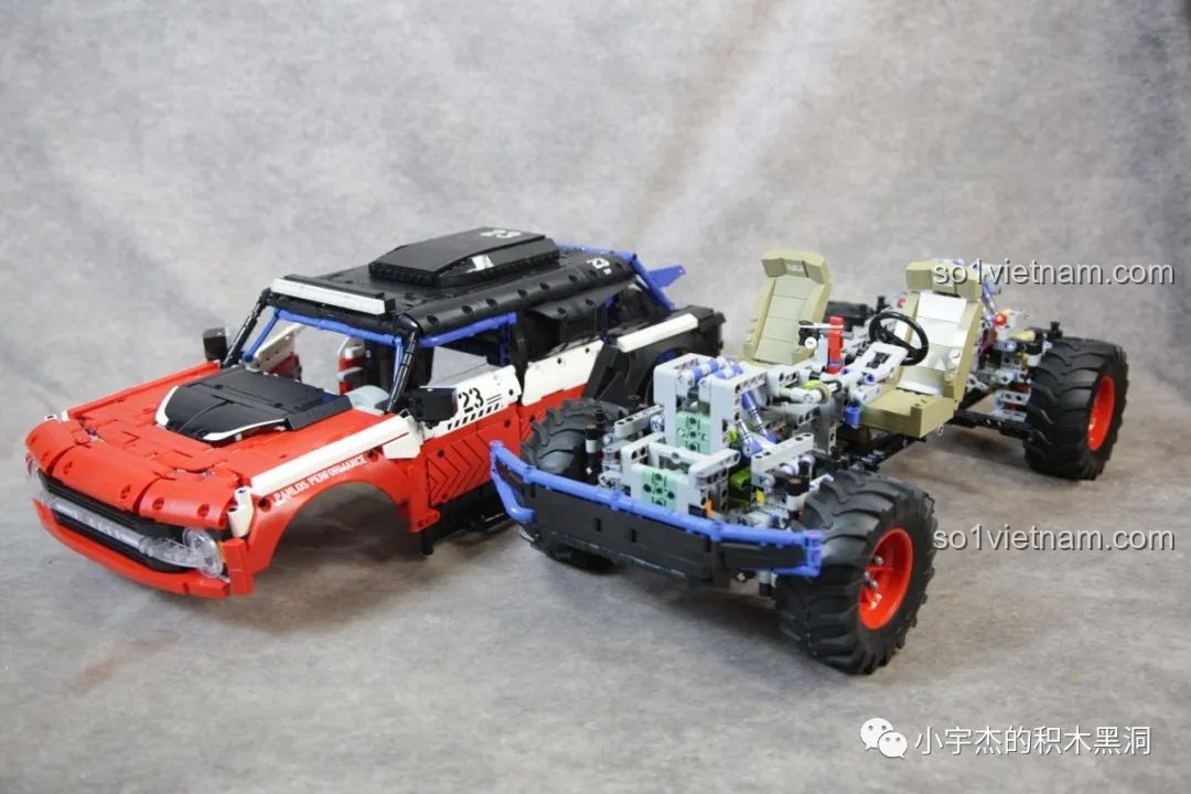 Mô hình PanlosBrick 673101 Ford Bronco Xe Địa Hình hoàn chỉnh, nhìn từ bên cạnh, thể hiện tỉ lệ 1:8 chân thực.