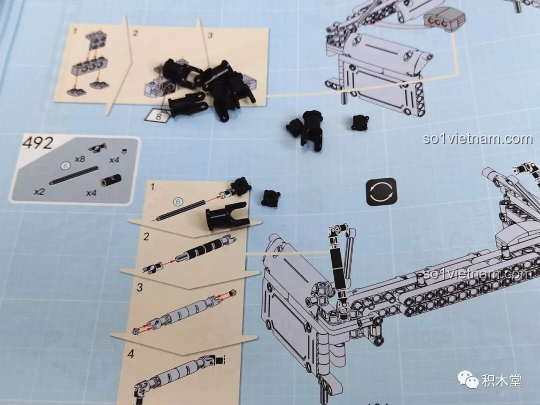 Mô hình PanlosBrick 673101 Ford Bronco Xe Địa Hình hoàn chỉnh nhìn từ góc chéo phía trước, thể hiện sự mạnh mẽ và cân đối.