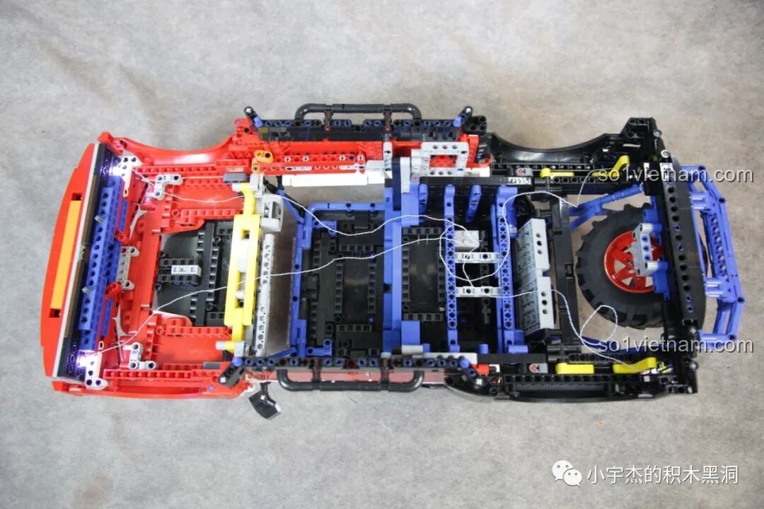 Mô hình PanlosBrick 673101 Ford Bronco với vỏ xe được tháo rời, để lộ khung gầm và nội thất bên trong.