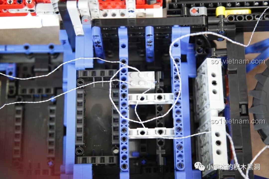 Mô hình PanlosBrick 673101 Ford Bronco Xe Địa Hình hoàn chỉnh, nhìn từ góc chéo phía trước, thể hiện vẻ đẹp mạnh mẽ.