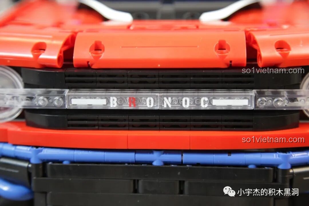 Mô hình PanlosBrick 673101 Ford Bronco Xe Địa Hình hoàn chỉnh, nhìn từ bên cạnh, thể hiện sự cân đối và mạnh mẽ.