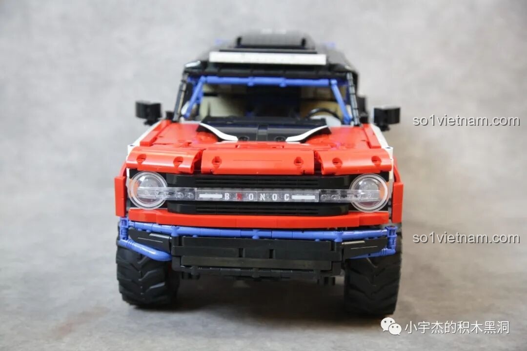 Mô hình PanlosBrick 673101 Ford Bronco Xe Địa Hình hoàn chỉnh, nhìn từ góc chéo bên hông, thể hiện sự cân đối và mạnh mẽ.