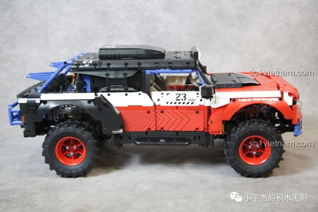 Mô hình PanlosBrick 673101 Ford Bronco Xe Địa Hình hoàn chỉnh, nhìn từ góc chéo phía sau, thể hiện vẻ đẹp mạnh mẽ.