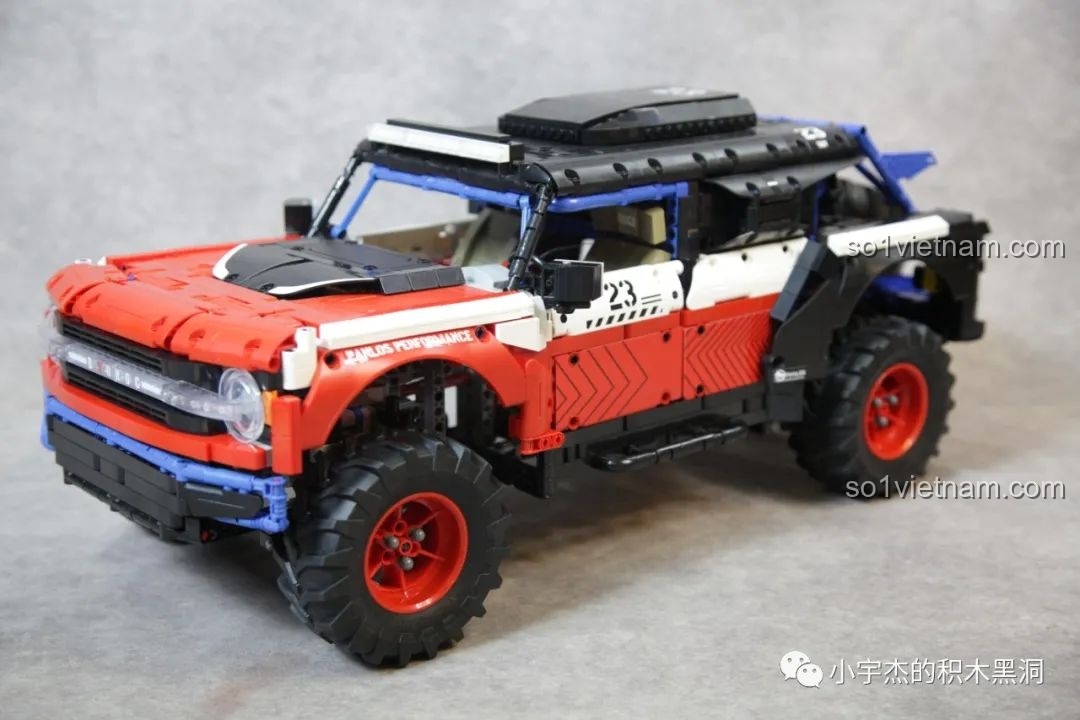 Mô hình PanlosBrick 673101 Ford Bronco Xe Địa Hình hoàn chỉnh, nhìn từ góc chéo phía trước, thể hiện vẻ đẹp mạnh mẽ.