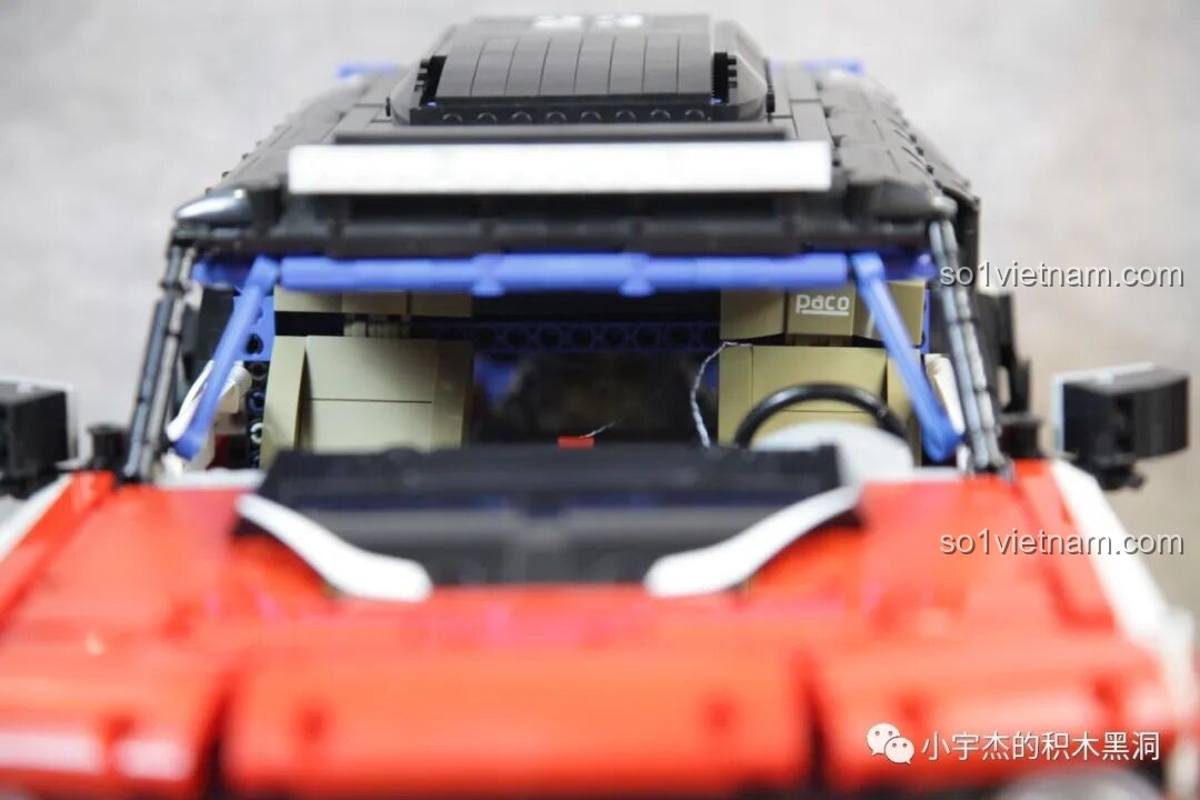 Mô hình PanlosBrick 673101 Ford Bronco Xe Địa Hình hoàn chỉnh, nhìn từ góc chéo phía trước, thể hiện vẻ đẹp mạnh mẽ.