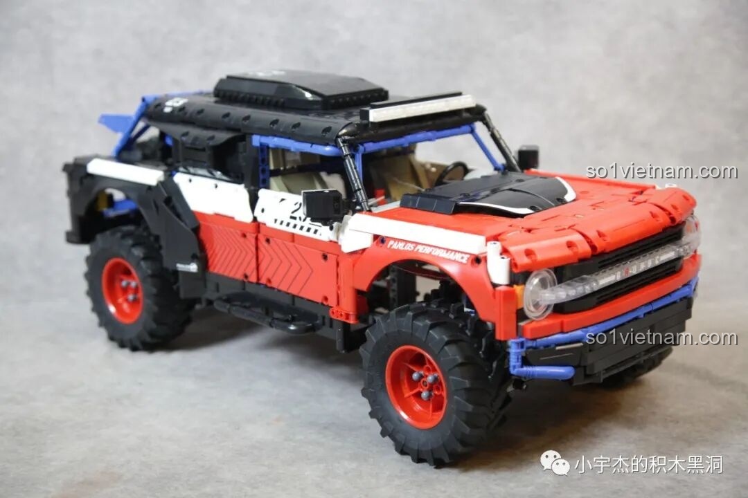 Mô hình PanlosBrick 673101 Ford Bronco Xe Địa Hình hoàn chỉnh, nhìn từ phía sau, thể hiện sự mạnh mẽ và chi tiết.