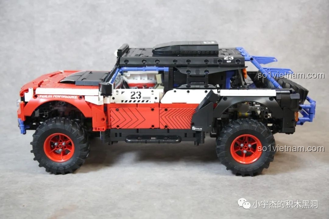 Mô hình PanlosBrick 673101 Ford Bronco Xe Địa Hình hoàn chỉnh, nhìn từ phía trước, thể hiện sự mạnh mẽ và chi tiết.