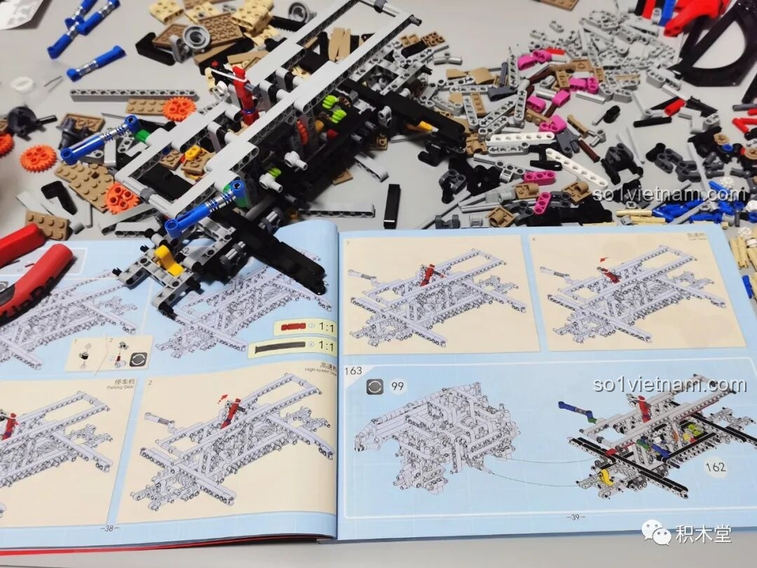 Các túi chi tiết nhỏ hơn bên trong túi lớn của PanlosBrick 673101 Ford Bronco Xe Địa Hình, minh họa cách phân loại chi tiết 