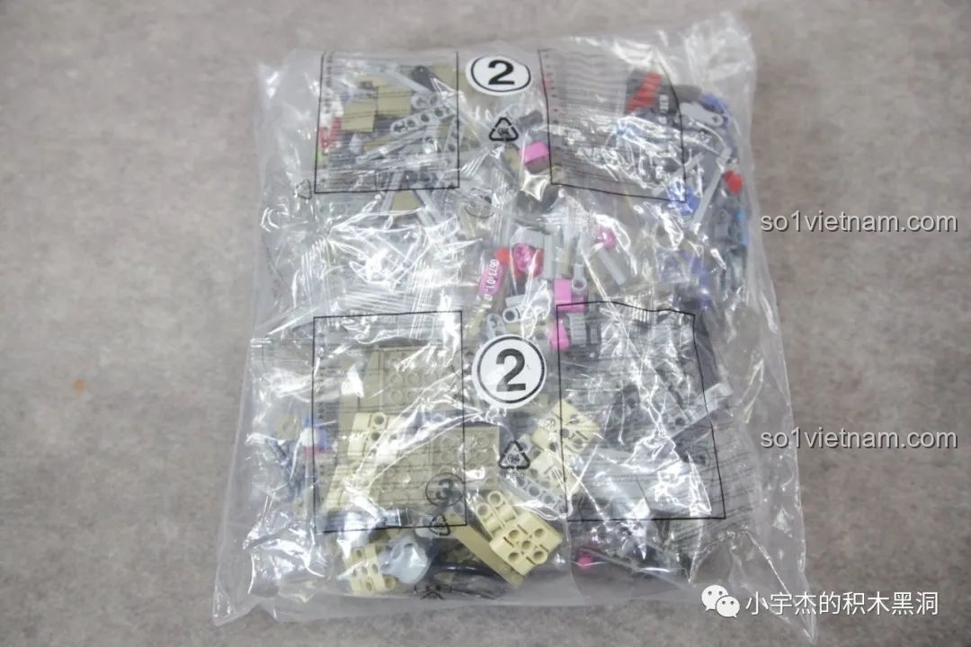 Túi mảnh ghép số 2 của bộ lắp ghép PanlosBrick 673101 Ford Bronco Xe Địa Hình, chứa các chi tiết cho giai đoạn tiếp theo.