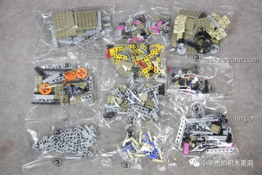 Túi mảnh ghép số 3 của bộ lắp ghép PanlosBrick 673101 Ford Bronco Xe Địa Hình, chứa các chi tiết cho nội thất và vỏ xe.