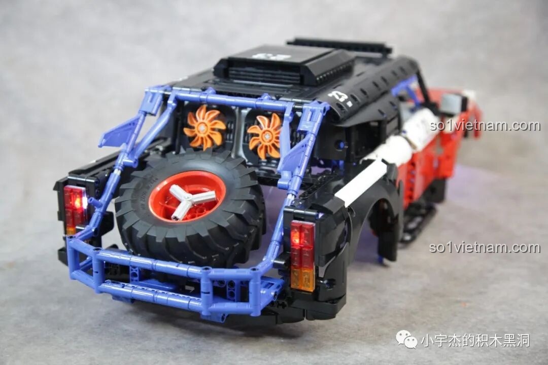 Vỏ xe của PanlosBrick 673101 Ford Bronco nhìn từ bên cạnh, với đèn pha và đèn hậu đã sáng.