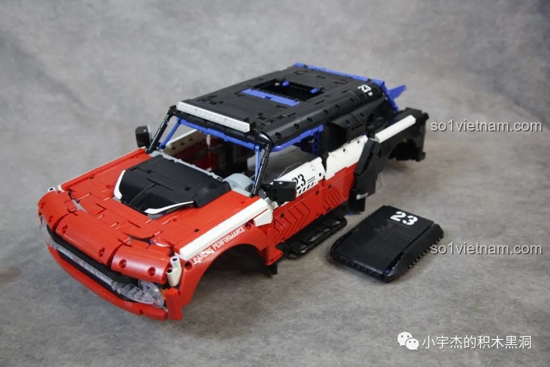Vỏ xe của PanlosBrick 673101 Ford Bronco nhìn từ bên cạnh, thể hiện các đường nét thiết kế và màu sắc.