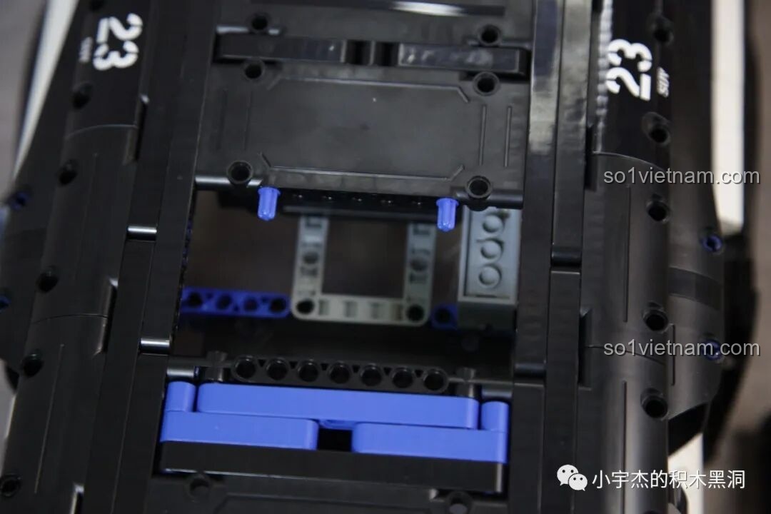 Phần đầu xe của PanlosBrick 673101 Ford Bronco đã lắp vỏ, với lưới tản nhiệt và đèn pha.