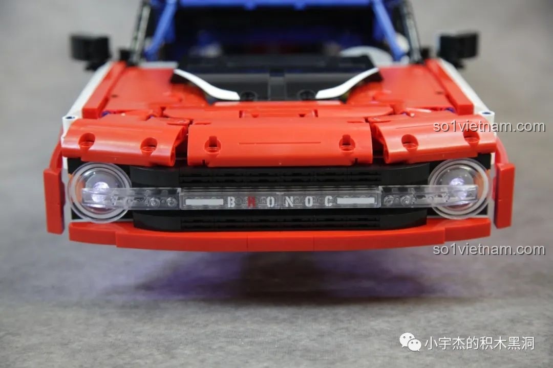 Tổng thể vỏ xe của PanlosBrick 673101 Ford Bronco đã lắp ráp, nhìn từ góc chéo.