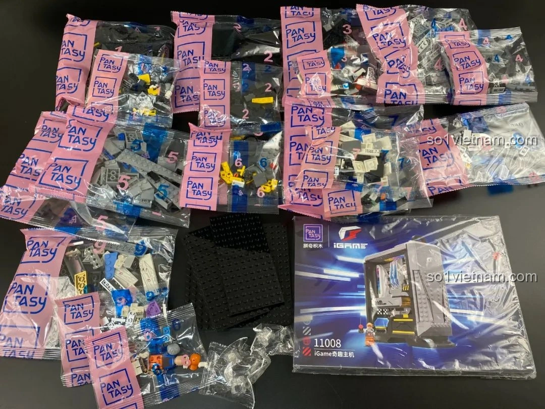 Các túi mảnh ghép được đánh số và sách hướng dẫn của bộ lắp ghép Pantasy 11008 Thùng máy tính sáng tạo.