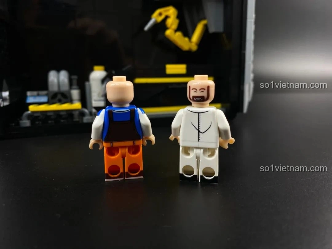 Cảnh bên trong case của bộ lắp ghép Pantasy 11008 Thùng máy tính sáng tạo, với các nhân vật tí hon.