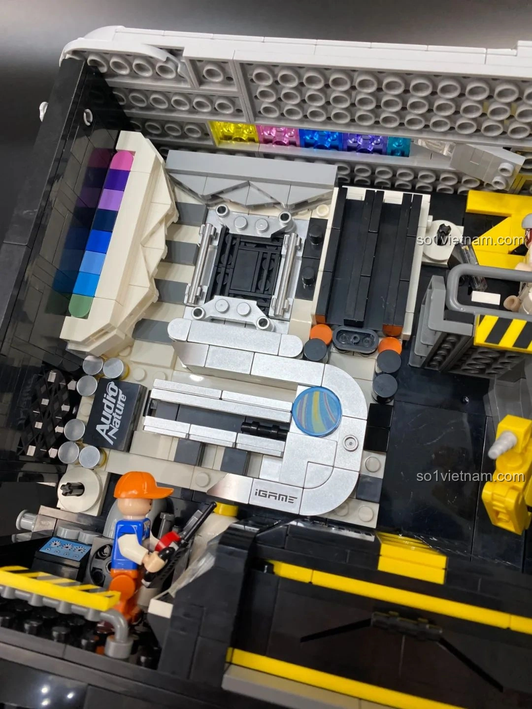 Chi tiết các mảnh ghép và sticker tạo nên card đồ họa của mô hình PC Gaming Pantasy 11008.