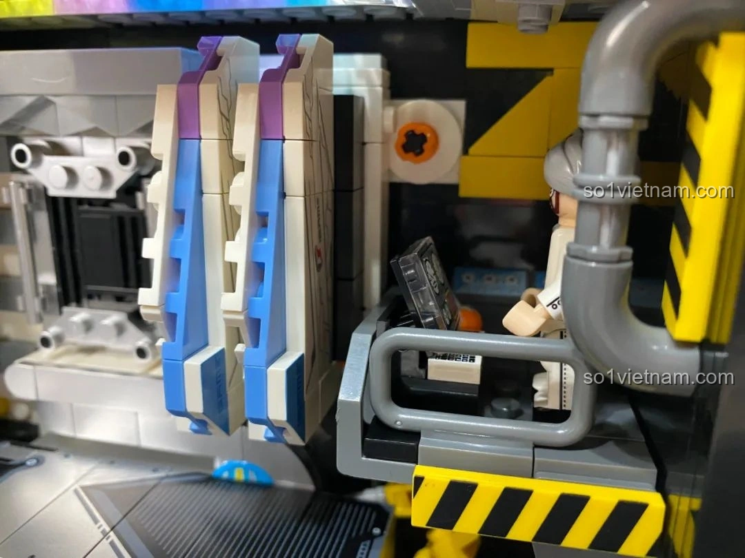 Mô hình PC Gaming Pantasy 11008 trong chế độ ban đêm, đèn LED chiếu sáng không gian bên trong.