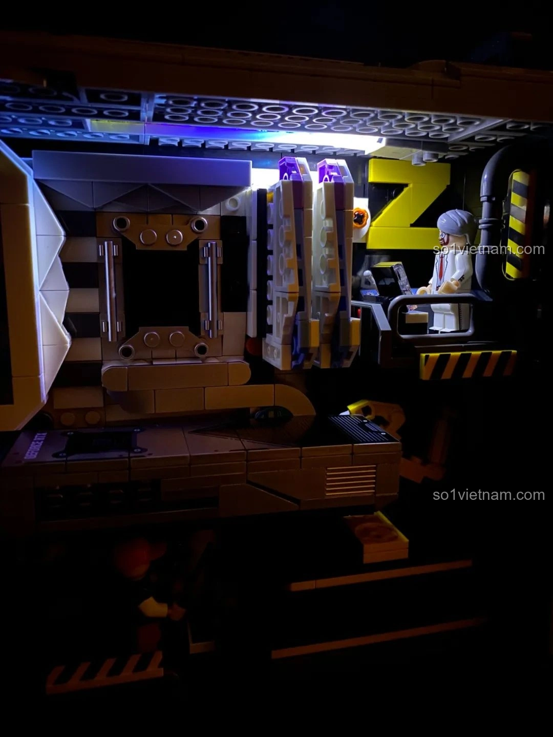 Góc nhìn khác của nắp trên mô hình PC Gaming Pantasy 11008 trong chế độ ban đêm.