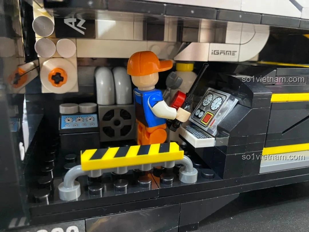 Nắp trên của mô hình PC Gaming Pantasy 11008 trong chế độ ban đêm, đèn LED phát sáng.