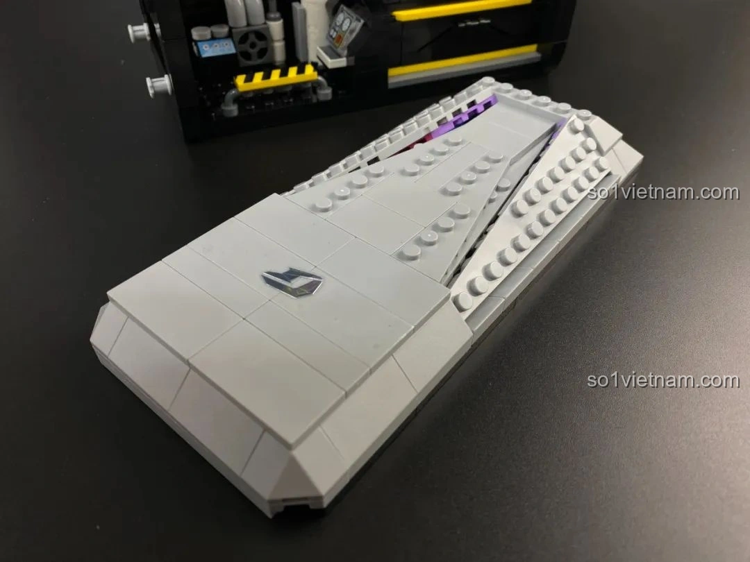 Hai nhân vật tí hon đi kèm bộ lắp ghép Pantasy 11008 Máy tính iGame Kỳ Thú, một kỹ thuật viên và một quản lý.