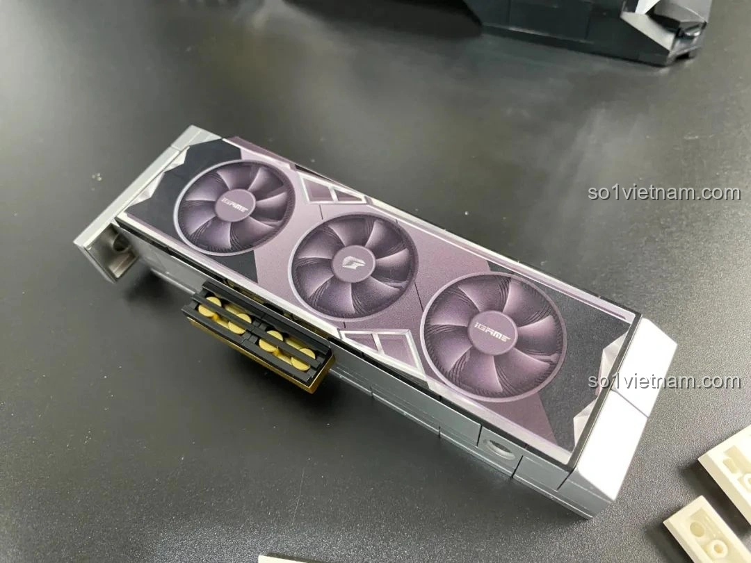 Quá trình lắp card đồ họa vào bo mạch chủ trong case của bộ lắp ghép Pantasy 11008.