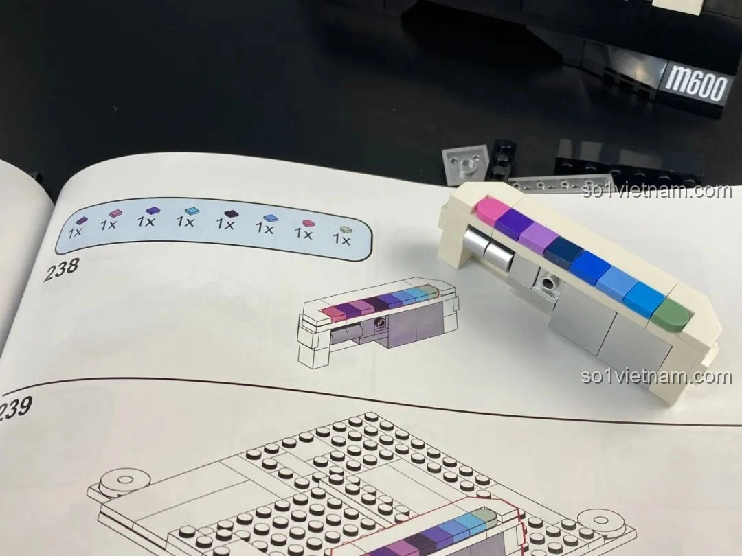 Hình ảnh lắp ráp card đồ họa của bộ Pantasy 11008 Thùng máy tính sáng tạo, với chi tiết in ấn.