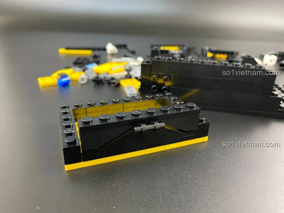 Chi tiết bản lề của ngăn chứa đồ ở phần đế case trong bộ lắp ghép Pantasy 11008.