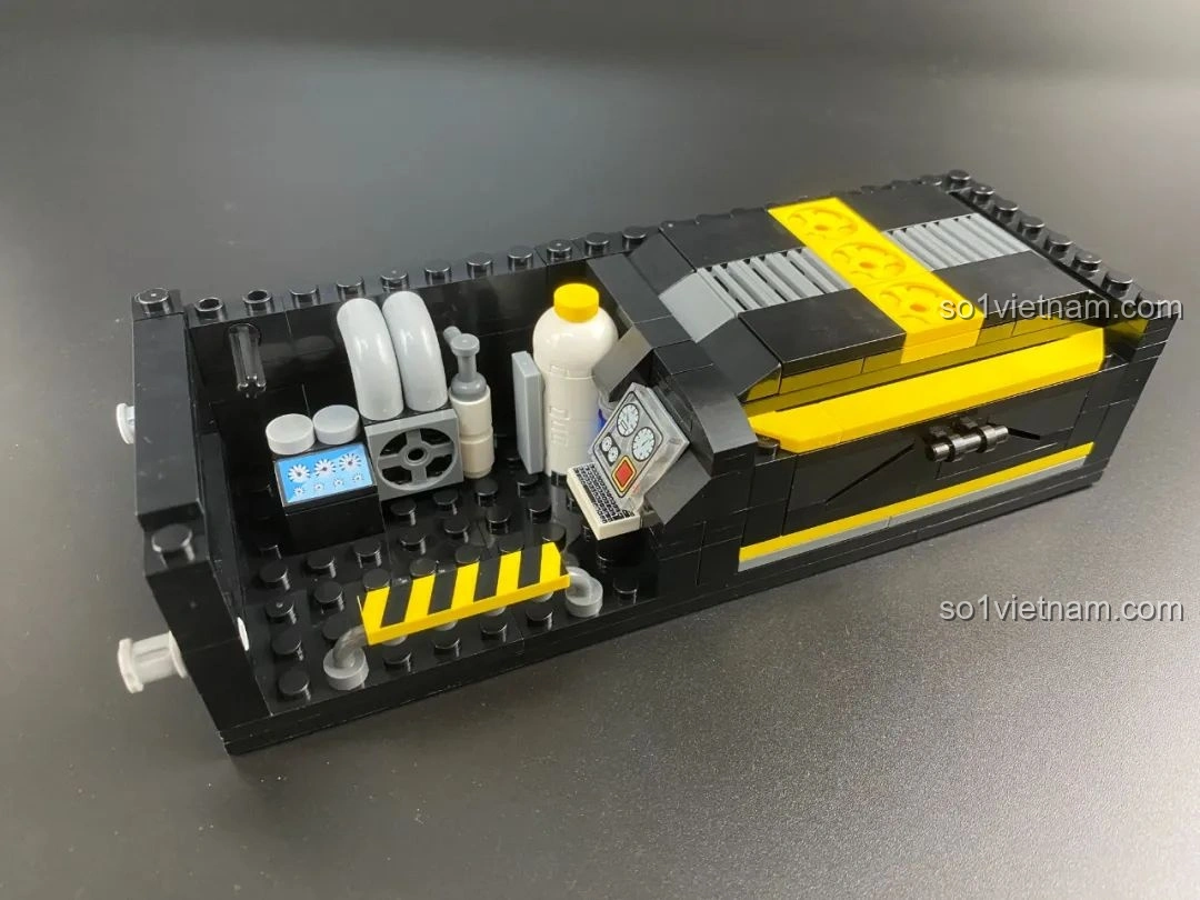 Hình ảnh lắp ráp phần đế case của bộ Pantasy 11008 Thùng máy tính sáng tạo, hiển thị ngăn chứa đồ bên trong.