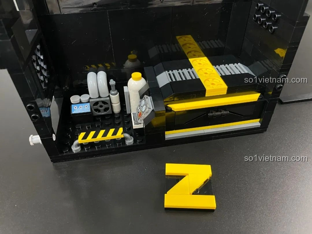 Chi tiết mảnh ghép hình chữ 'Z' ở phần đế case của mô hình PC Gaming Pantasy 11008.