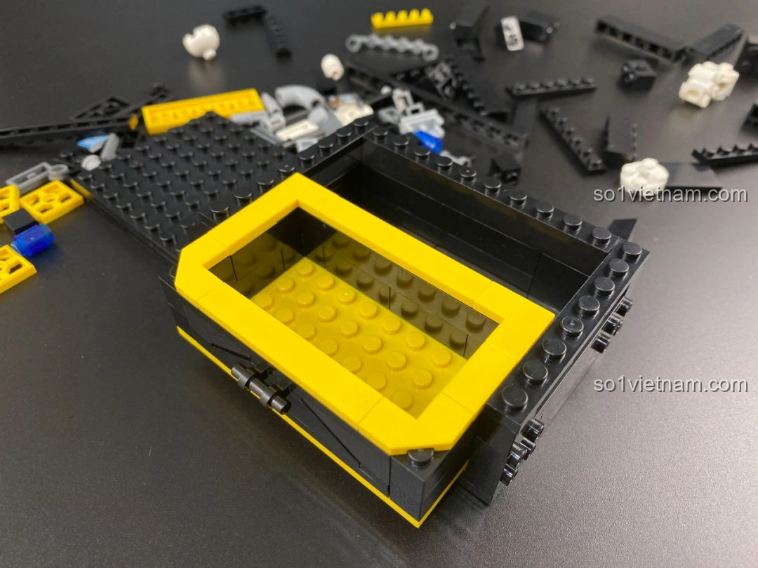 Khung ngăn chứa đồ ở phần đế case của mô hình PC Gaming Pantasy 11008.