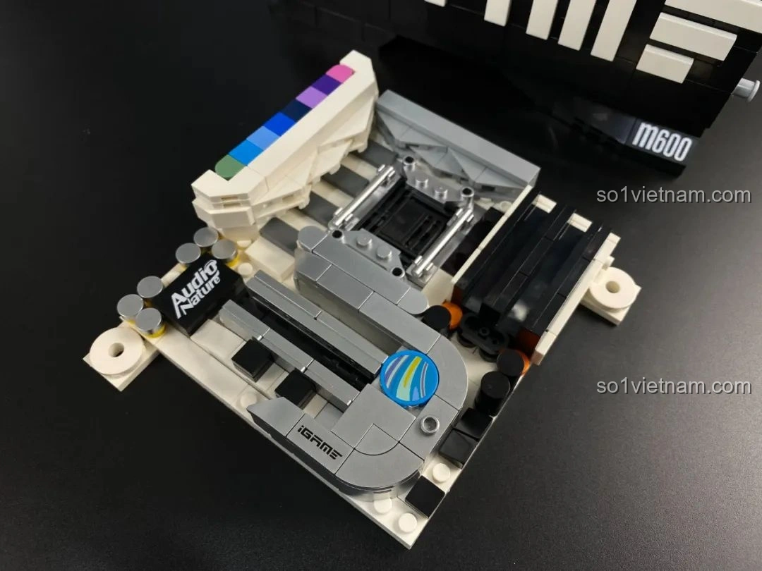 Quá trình lắp bo mạch chủ vào case của bộ lắp ghép Pantasy 11008 Máy tính iGame Kỳ Thú.