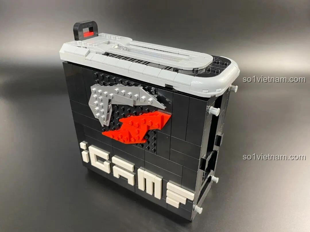 Mặt bên case với panel có logo iGame nổi bật, một chi tiết độc đáo của Pantasy 11008.