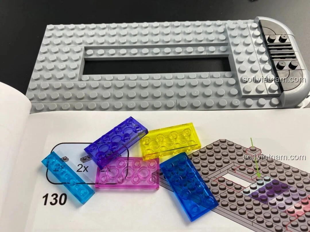 Các mảnh ghép trong suốt nhiều màu sắc tạo hiệu ứng cầu vồng cho nắp trên case Pantasy 11008.
