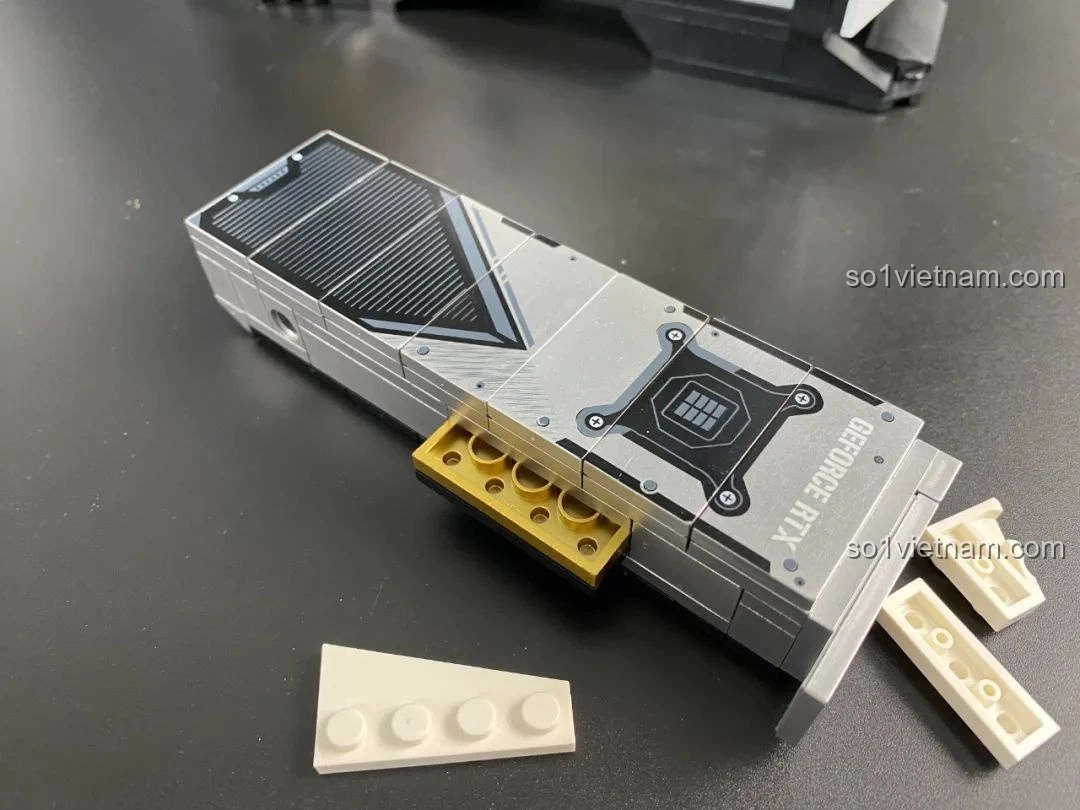 Quá trình lắp thanh RAM vào bo mạch chủ trong case của bộ lắp ghép Pantasy 11008.