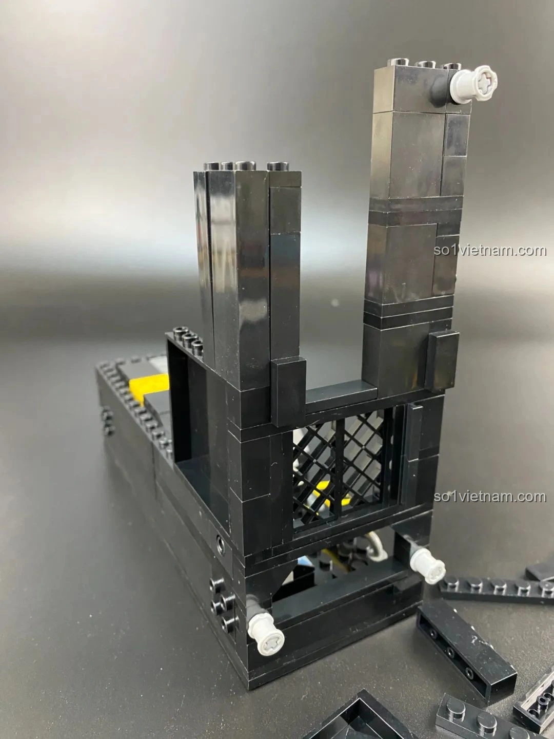 Hình ảnh lắp ráp mặt sau thân máy của bộ Pantasy 11008 Thùng máy tính sáng tạo, với nhiều chi tiết nhỏ.