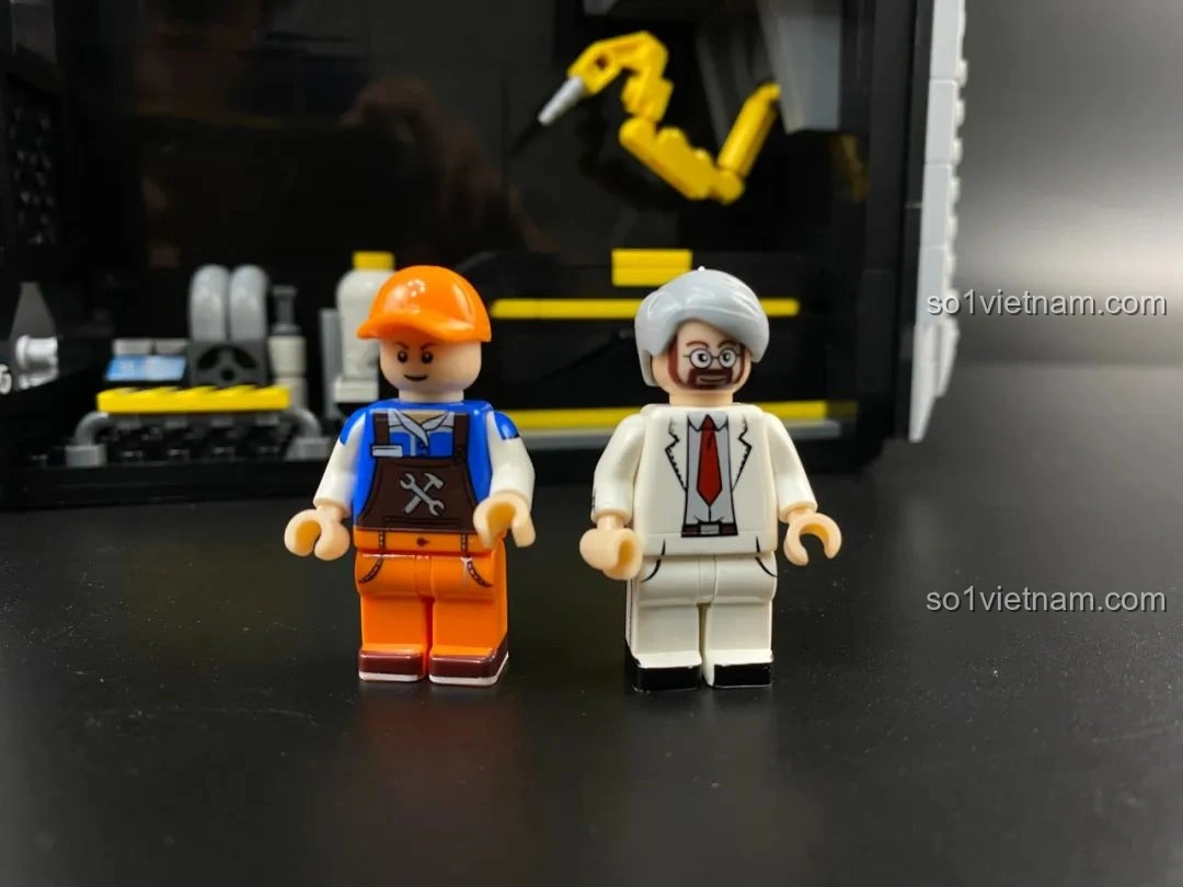 Một nhân vật tí hon đang ngồi trước bảng điều khiển bên trong mô hình PC Gaming Pantasy 11008.